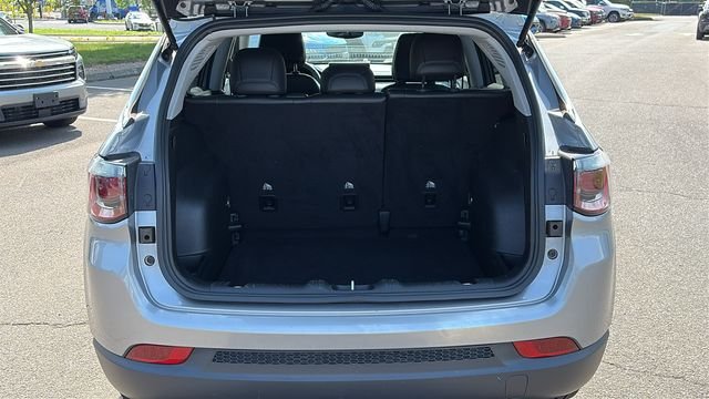 Used 2022 Silver Jeep Latitude image 24