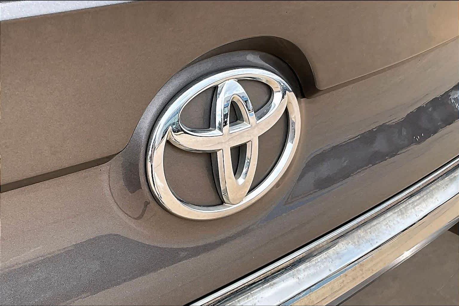 Used 2015 Predawn Gray Mica Toyota SE image 27
