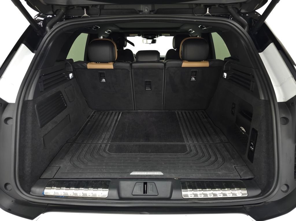 Certified Used 2025 Fuji White Land Rover Dynamic SE image 5