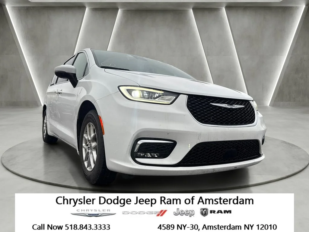 2023 Chrysler Pacifica Touring's photo