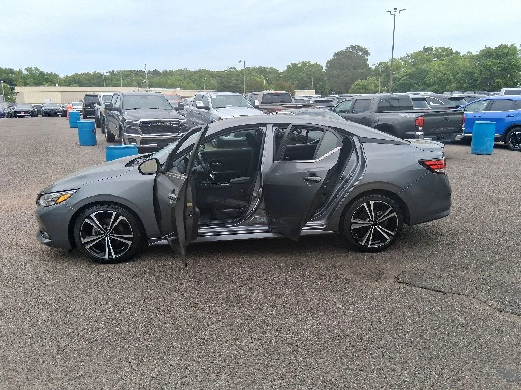 Used 2022 Gray Nissan SR image 18