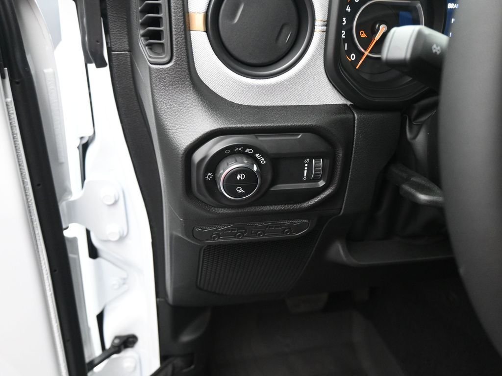 New 2025 Bright White Clear-Coat Exterior Paint Jeep Sport S image 18