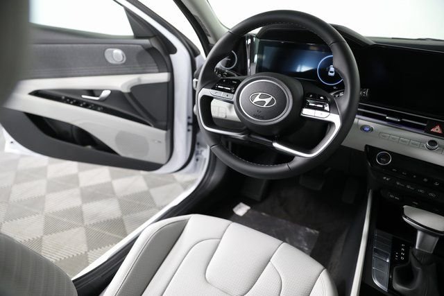 2025 Hyundai Elantra Limited - Photo 21