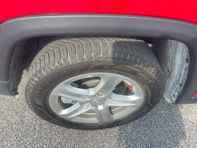 Used 2023 Red Jeep Latitude image 4