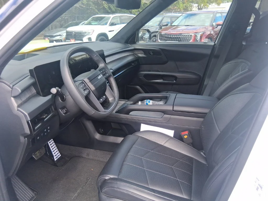 Used 2027 White Kia  image 11