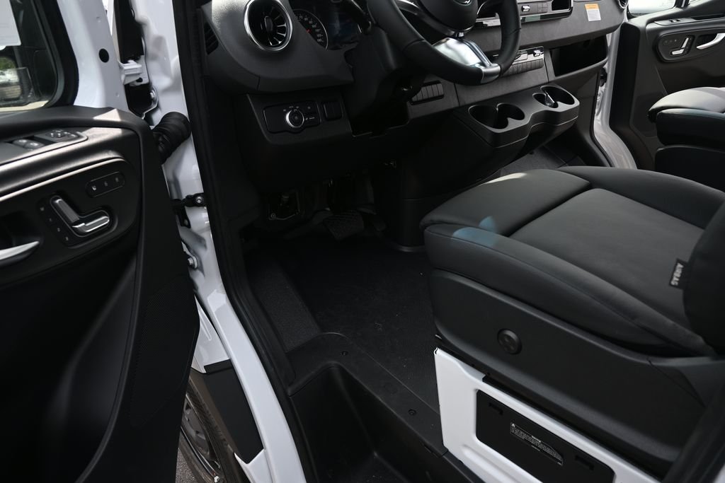 New 2026 Arctic White Mercedes-Benz Cargo 170 WB image 7