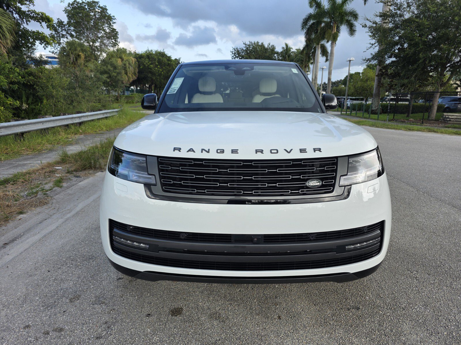New 2027 Fuji White Land Rover P400 SE image 8
