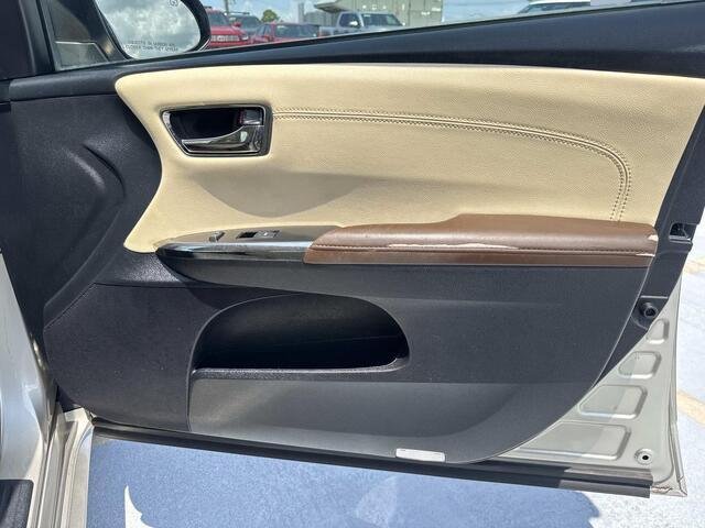 Used 2018 Creme Brulee Mica Toyota XLE image 13
