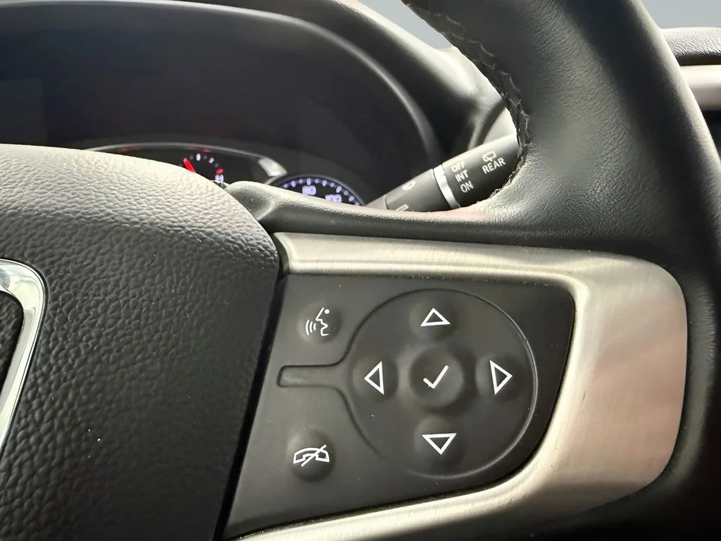 Used 2023 White GMC SLT image 19