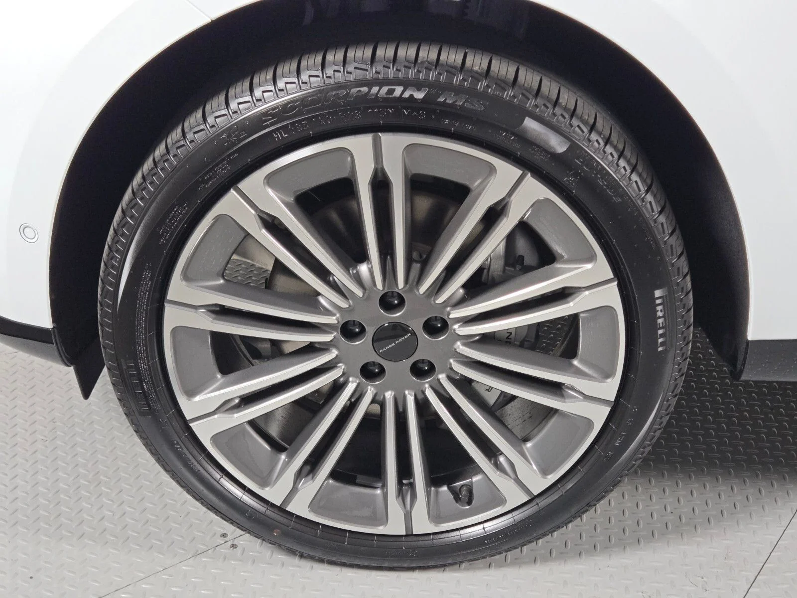 New 2026 Fuji White Land Rover SE image 9