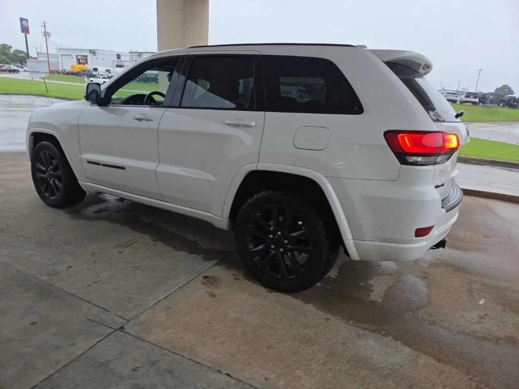 Used 2019 White/off-white Jeep Altitude image 5