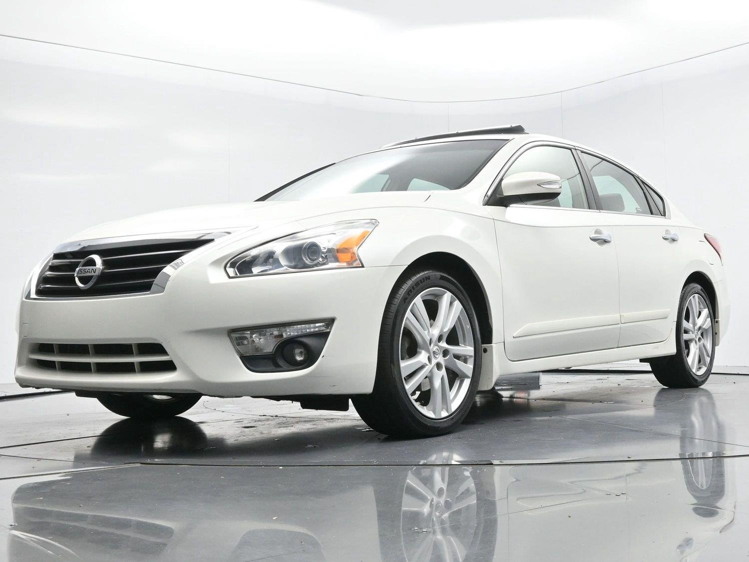 Used 2013 Pearl White Nissan 3.5 SL image 42