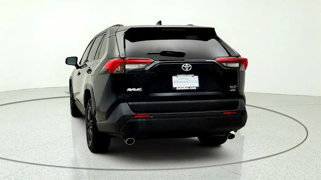 Used 2019 Midnight Black Metallic Toyota XLE AWD image 6