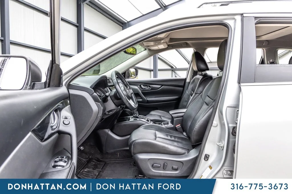 Used 2018 Silver Nissan SL image 4