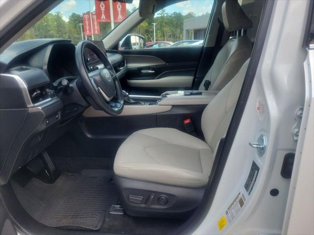Certified Used 2024 WIND CHILL PEARL Toyota  image 15