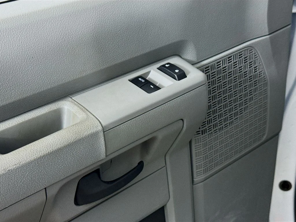 New 2026 Oxford White Ford E-350 SRW image 17