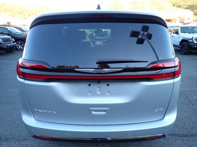 2026 Chrysler Pacifica photo 4