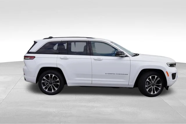 Certified Used 2023 White Jeep Overland 4xe image 3