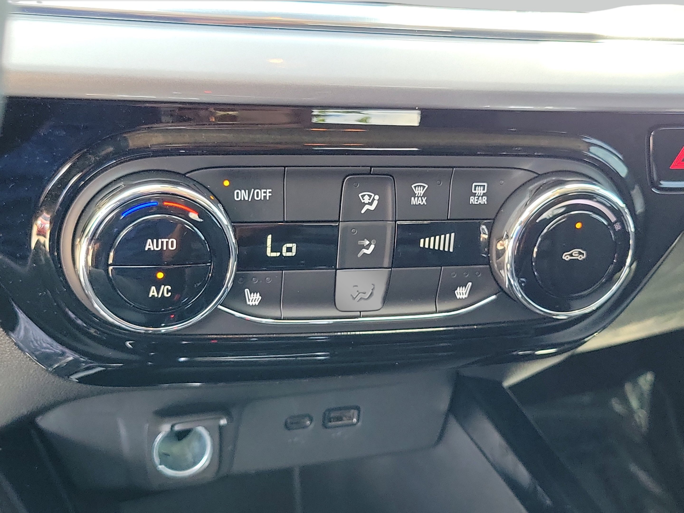 Used 2025 Summit White Chevrolet LT image 27