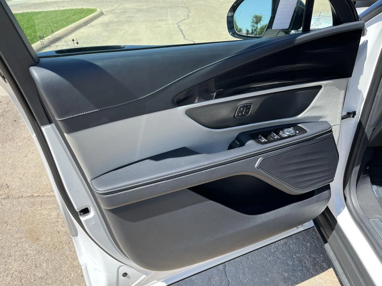 Used 2024 White Platinum Tri-Coat Metallic Lincoln Premiere image 16