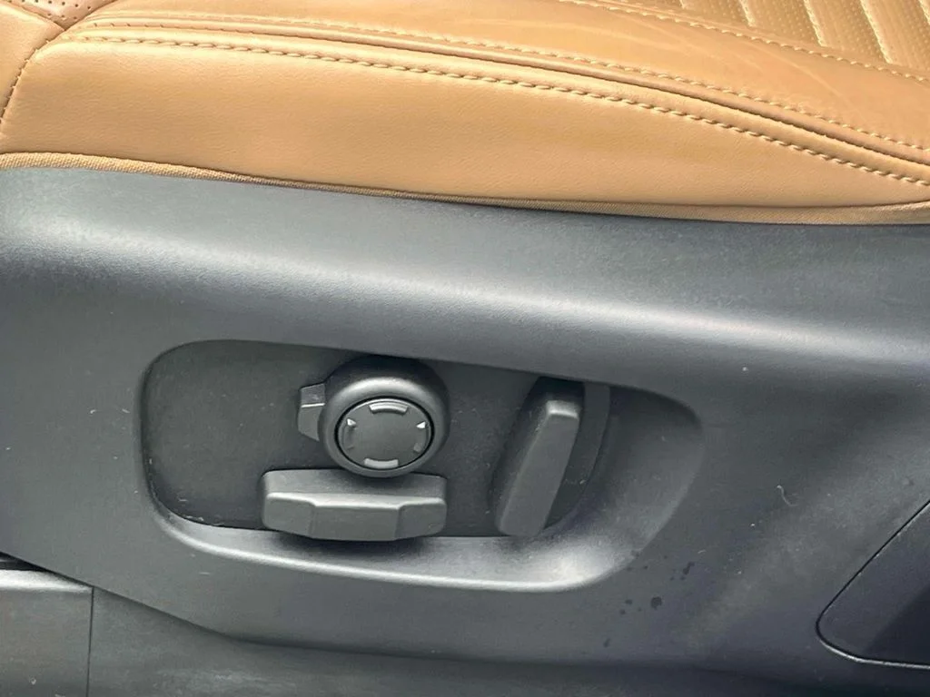 Used 2025  Land Rover Dynamic SE image 10