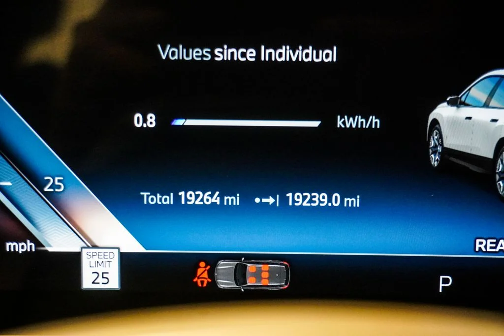 Used 2024 White BMW xDrive50 image 29