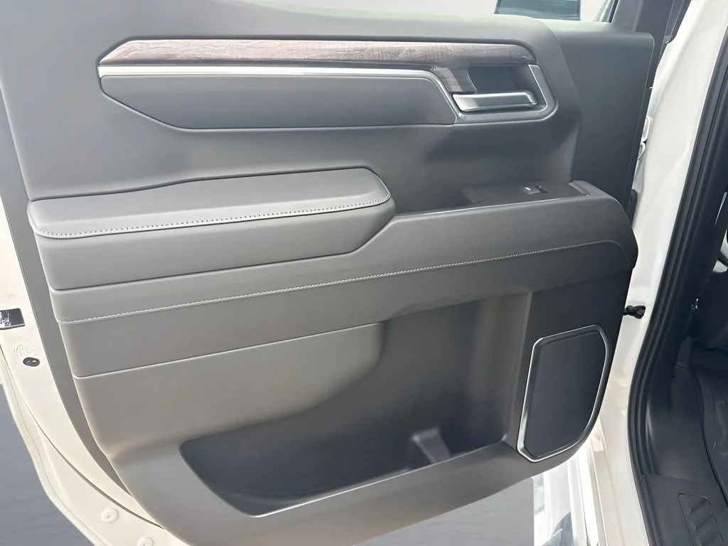 Used 2025 Summit White Chevrolet LTZ image 31