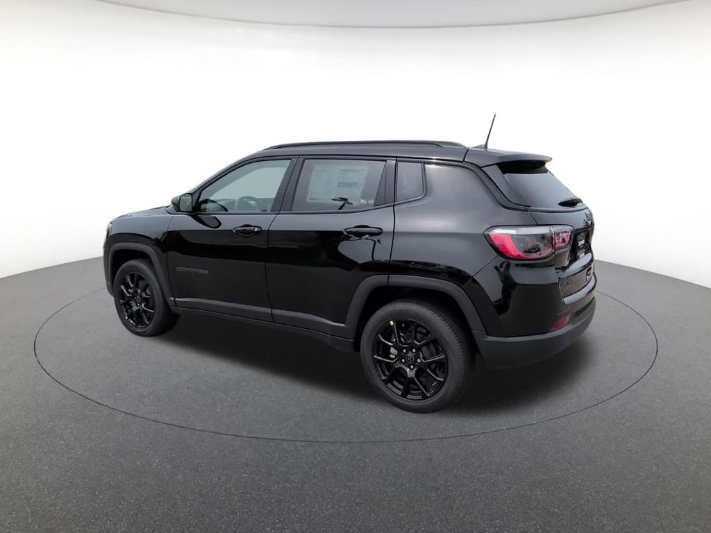 New 2026 Diamond Black Crystal Pearl-Coat Exterior Paint Jeep Latitude image 9