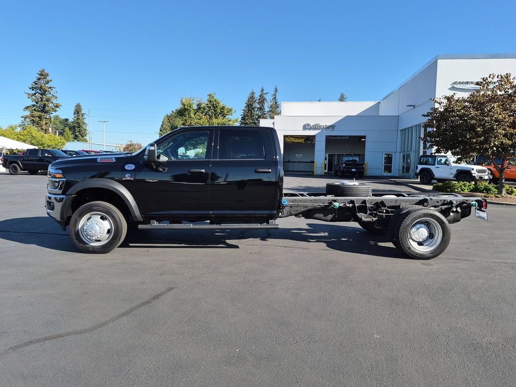 New 2026 Diamond Black Crystal Pearl-Coat Exterior Paint RAM Tradesman image 3