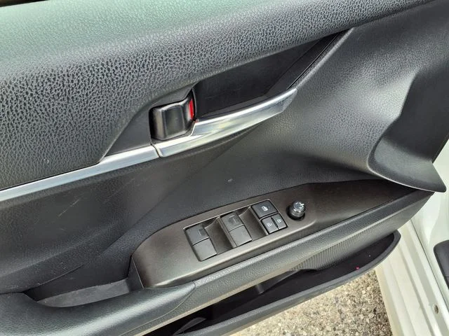 Used 2022 White Toyota SE image 18