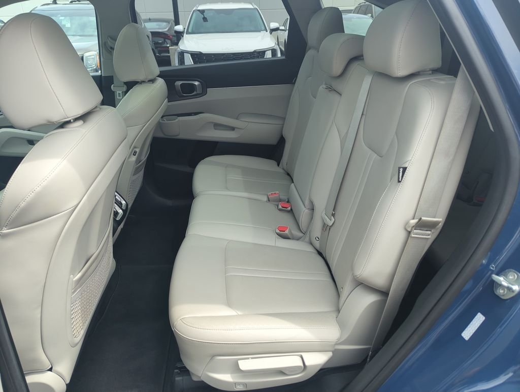 Used 2025 Black Kia S image 29