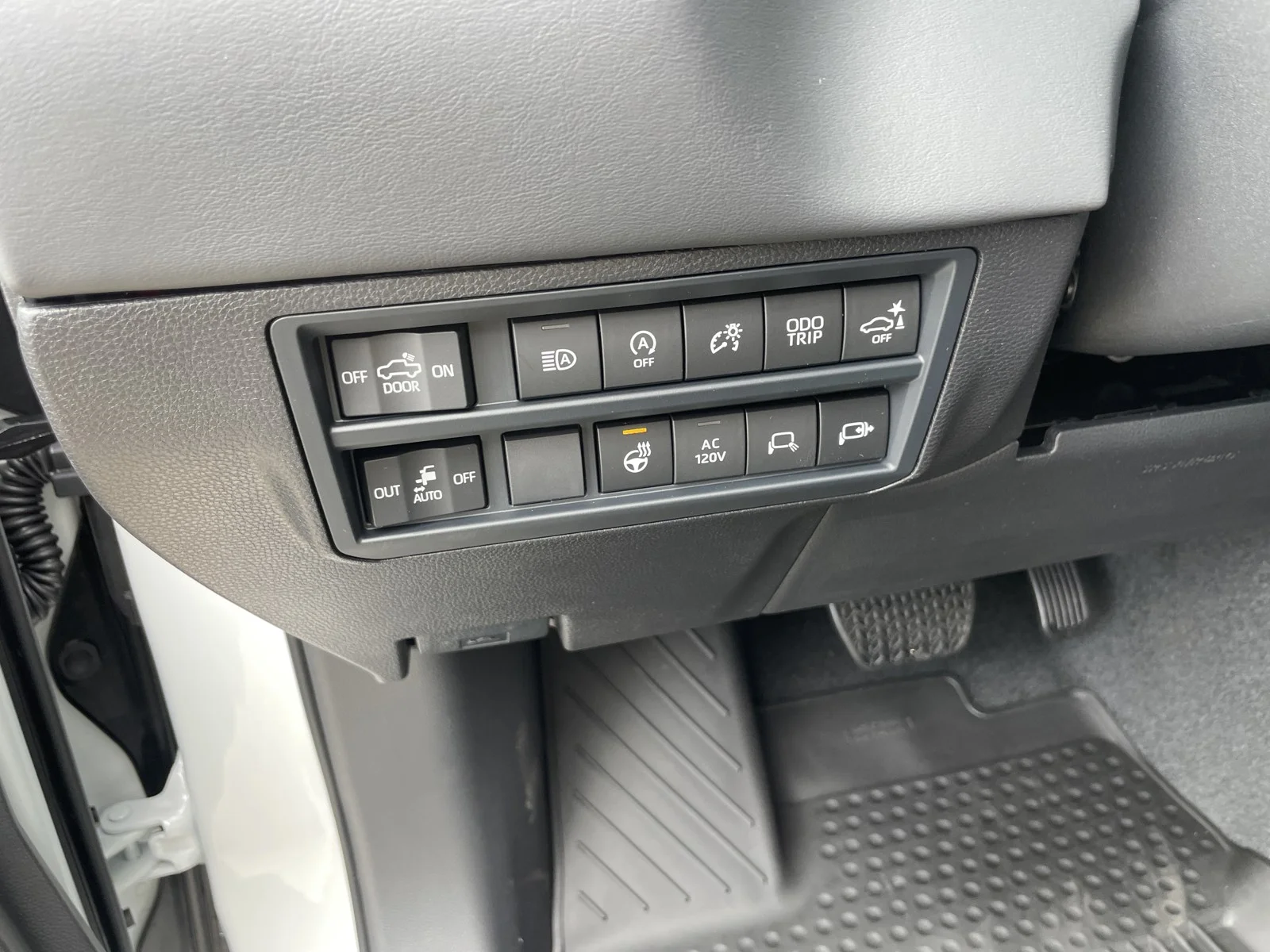 New 2026 Wind Chill Pearl Toyota Platinum image 19