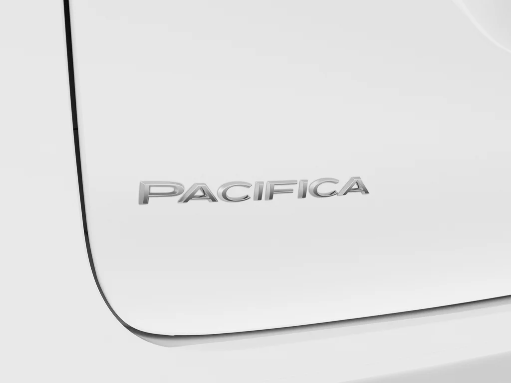 Used 2024 White Chrysler Limited image 58