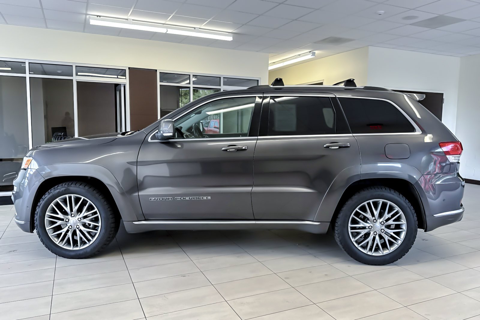 Certified Used 2018 Granite Crystal Clearcoat Metallic Jeep Summit image 7