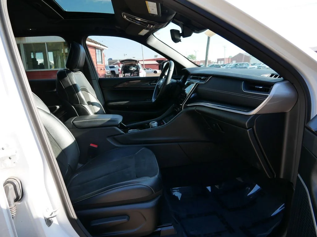 Used 2022 White Jeep Altitude image 8
