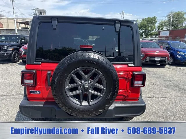 Used 2024 Red Jeep Sport S image 4