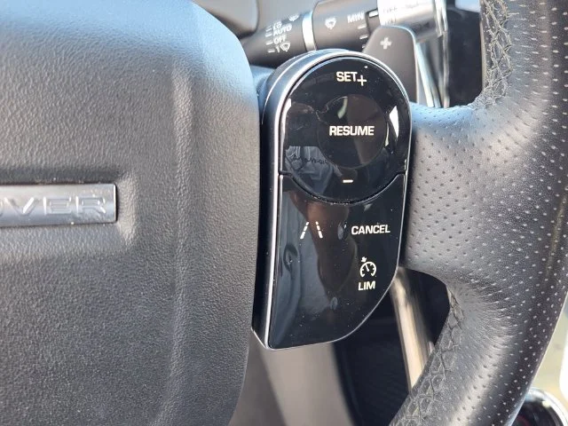 Used 2020  Land Rover R-Dynamic SE image 25