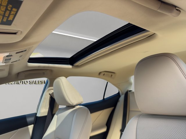 Used 2016 Black Lexus  image 27
