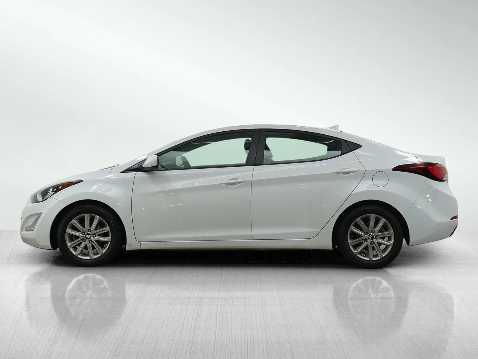 Used 2015 Hyundai Elantra SE with VIN 5NPDH4AE6FH595573 for sale in Minneapolis, Minnesota