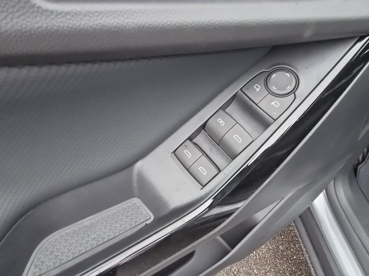 2027 Chevrolet Equinox LT - Photo 23