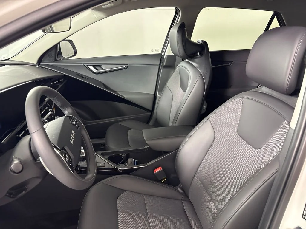 New 2026 Snow White Pearl Kia WIND image 27