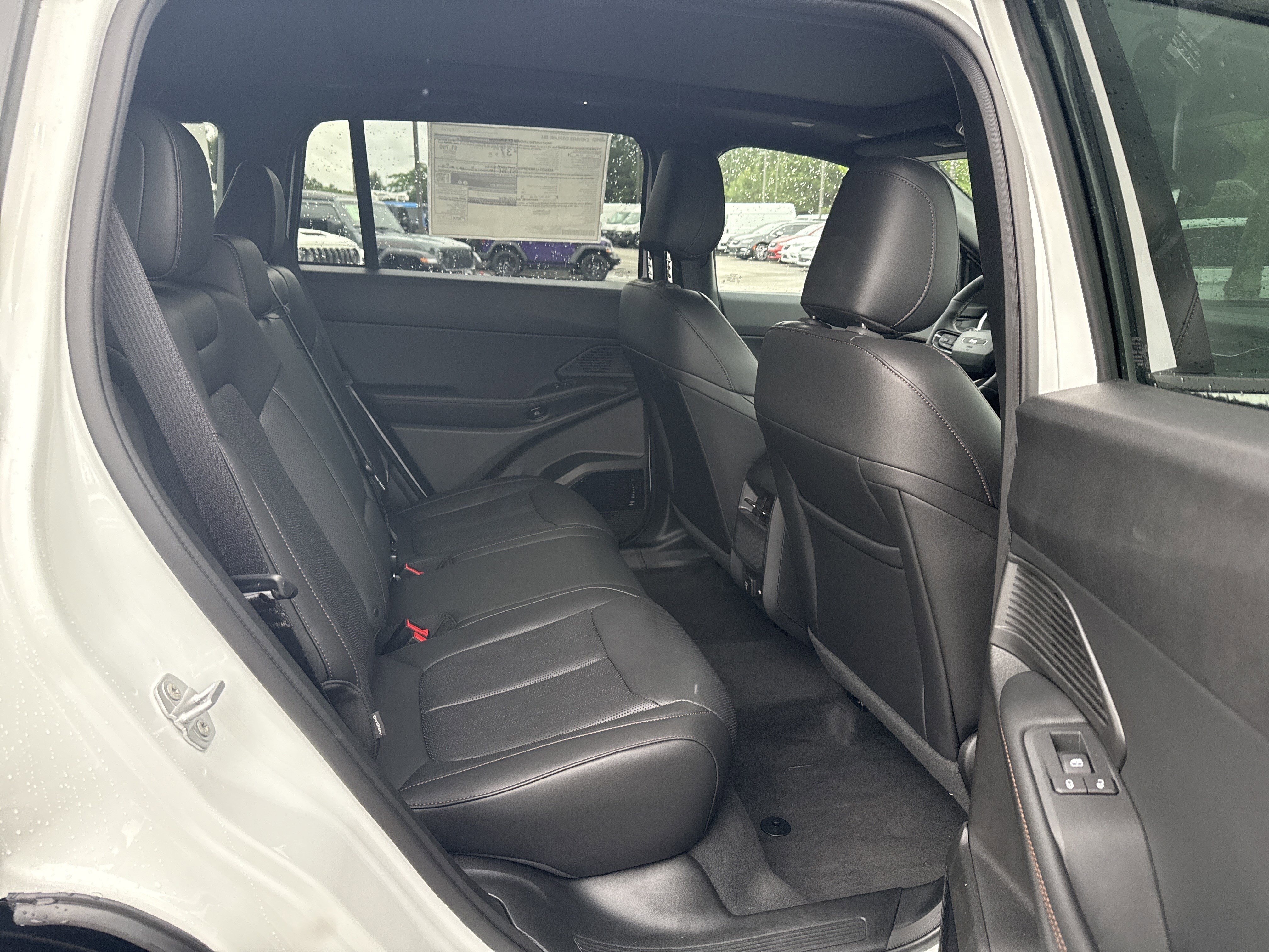 New 2026 Bright White Clear-Coat Exterior Paint Jeep Overland image 17