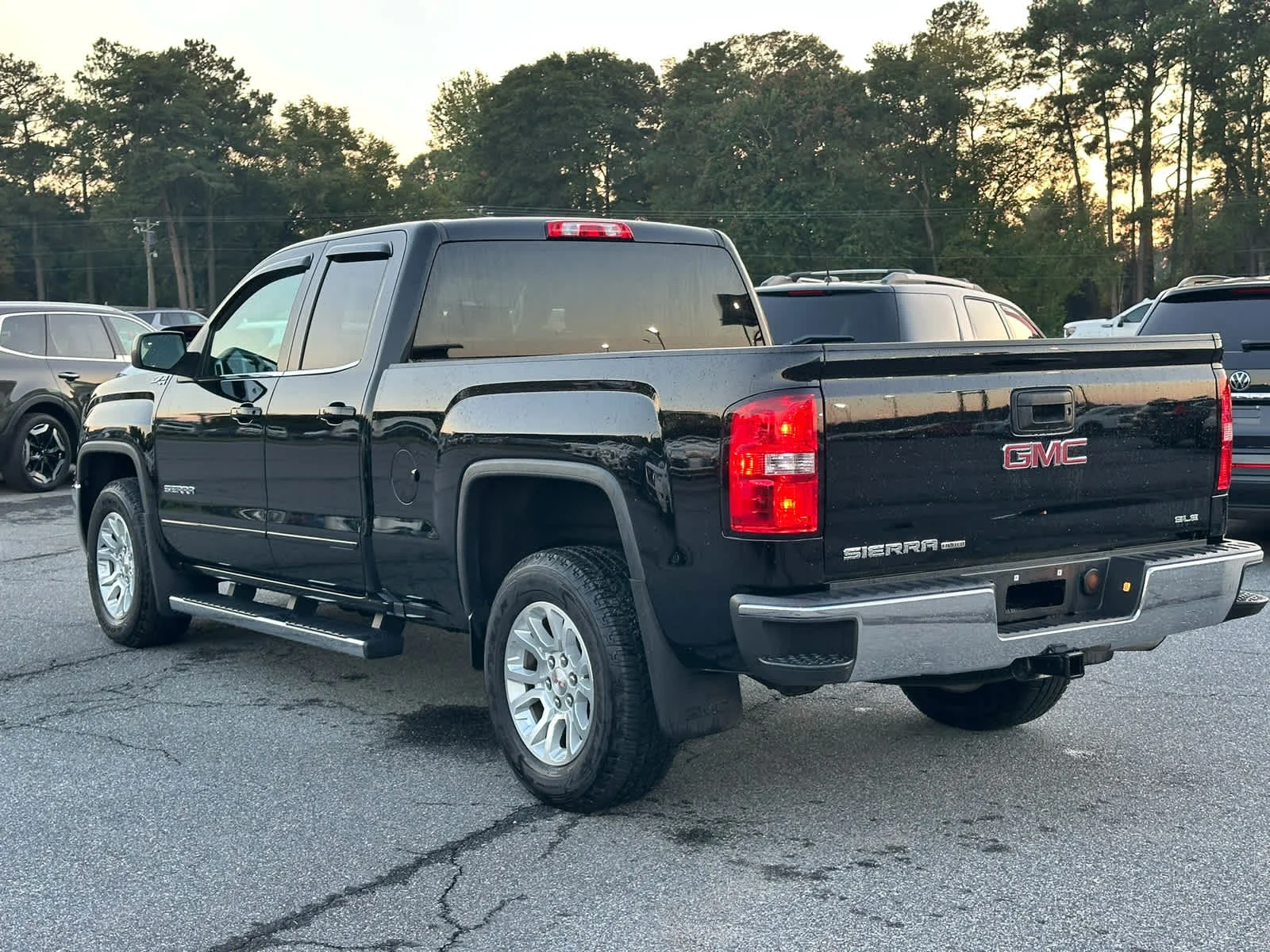 Used 2019 Onyx Black GMC SLE image 10