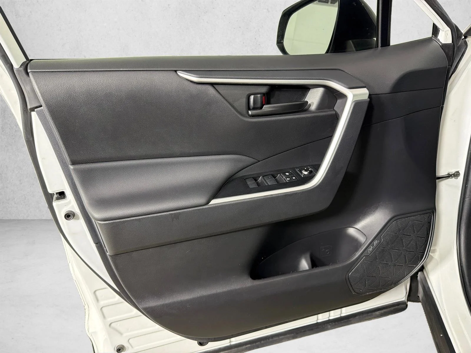 Used 2023 Silver Toyota LE image 10