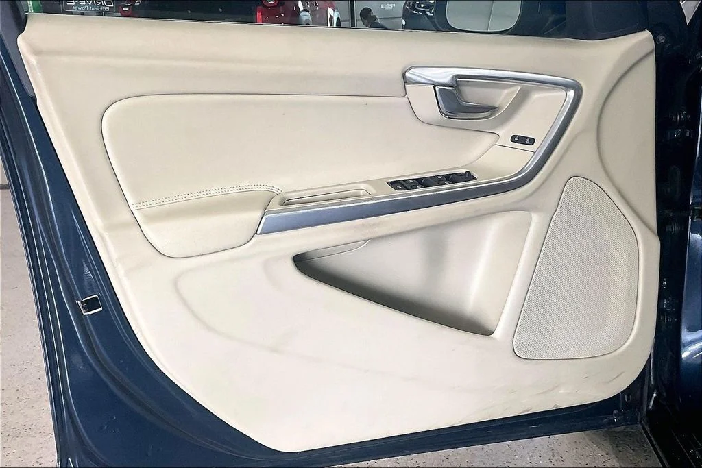 Used 2015 Blue Volvo T5 Premier image 23