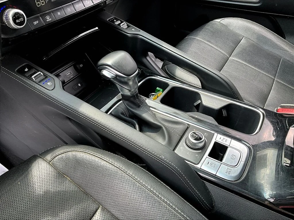 Used 2022 Black Kia EX image 18