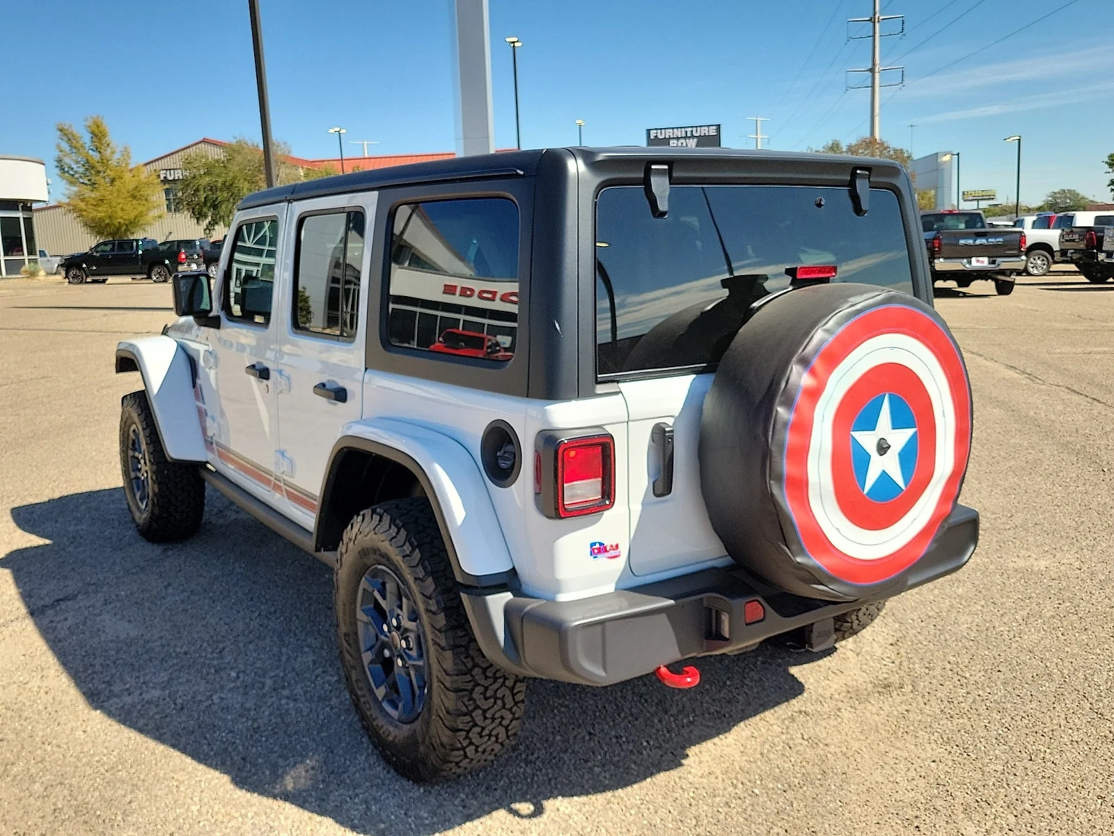 New 2026 PW7 Bright Whit Jeep 4-DOOR AMERICA250 image 3