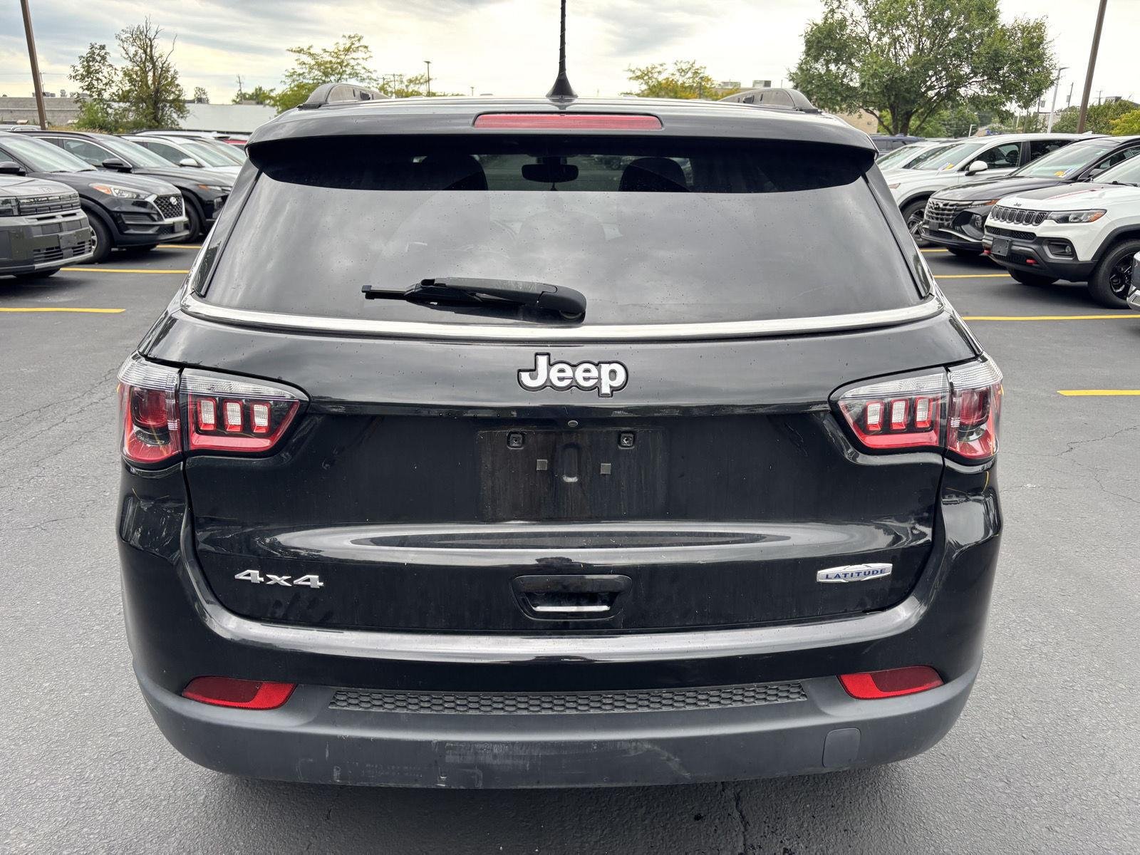 Used 2021 Diamond Black Crystal Pearlcoat Jeep Latitude image 5