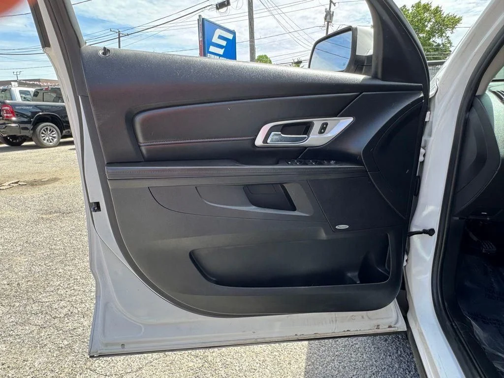 Used 2017 White GMC SLE-2 image 17