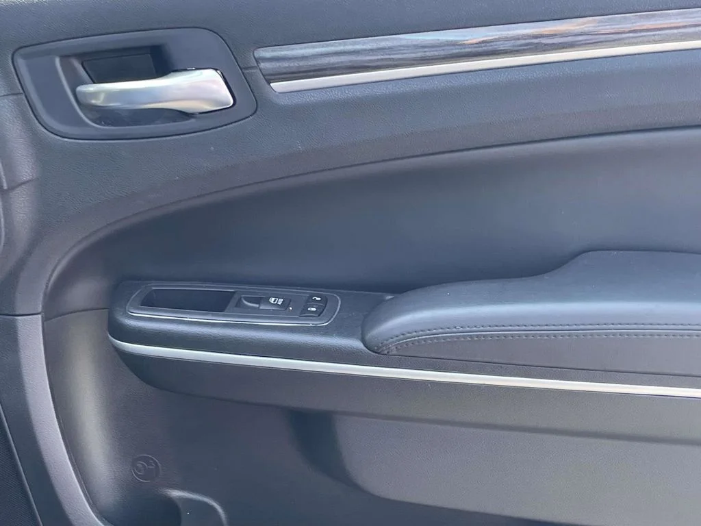 Certified Used 2022  Chrysler Touring image 16